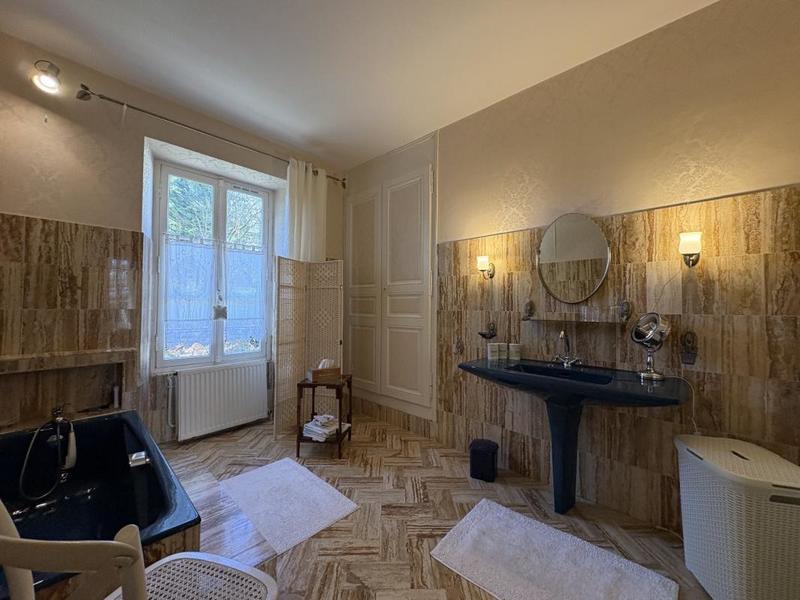 Maison - 677 m² - 15 pièces