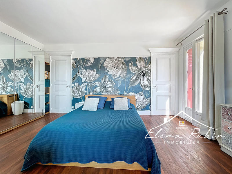 Propriété - 251 m² - 10 pièces