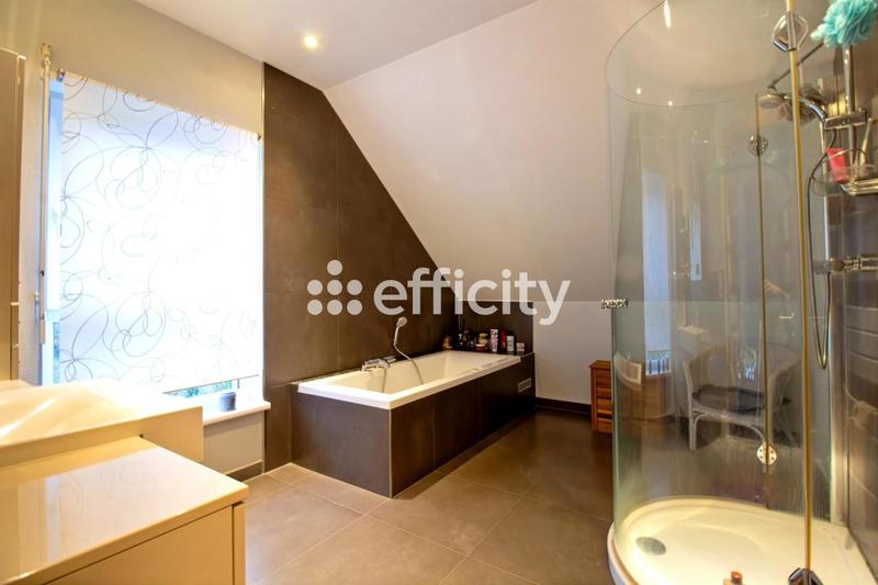 Maison - 214 m² - 8 pièces