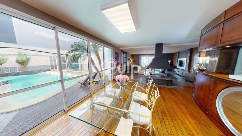 Maison - 270 m² - 6 pièces