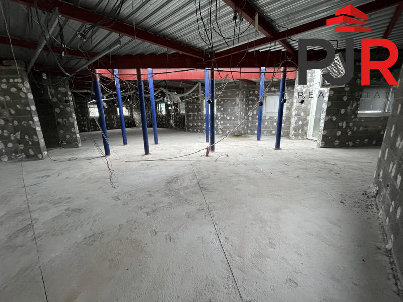 Local d'activités - 302 m²