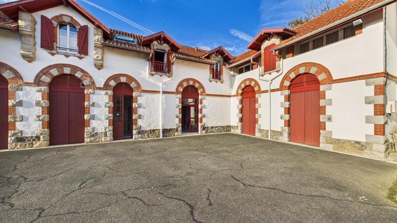 Maison - 200 m² - 9 pièces