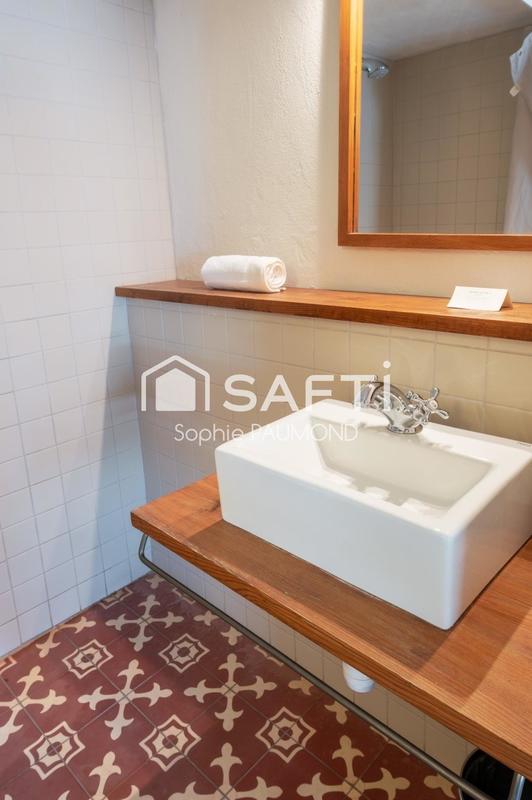 Local commercial - 1 074 m² - 30 pièces