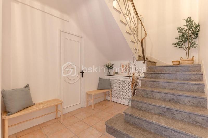 Maison - 270 m² - 11 pièces