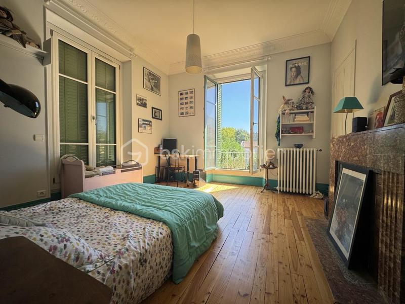 Maison - 225 m² - 12 pièces