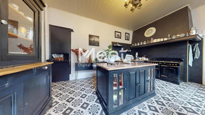 Propriété - 425 m² - 9 pièces