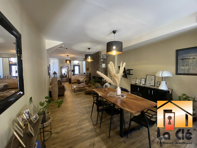 Maison - 250 m² - 6 pièces