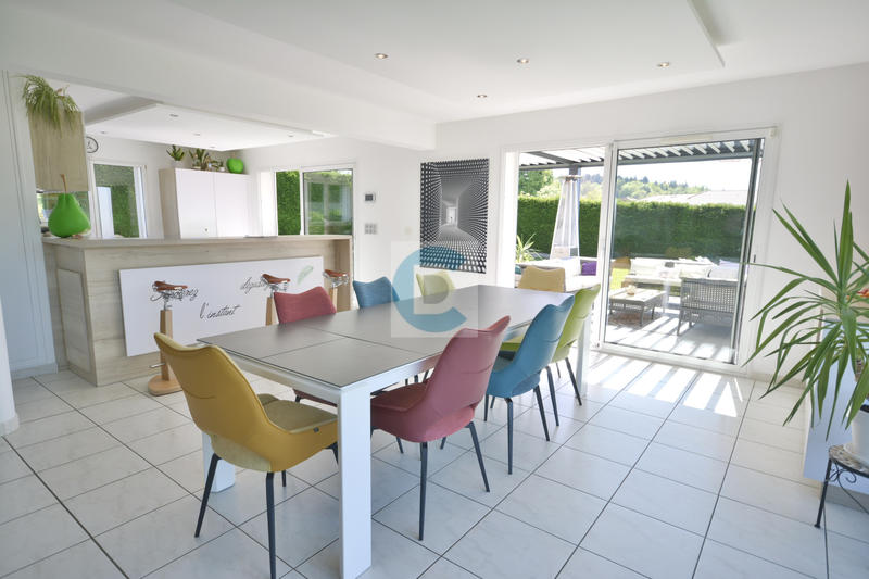 Maison - 228 m² - 8 pièces