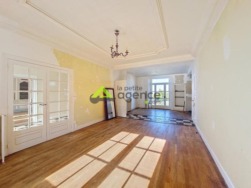 Maison - 275 m² - 10 pièces