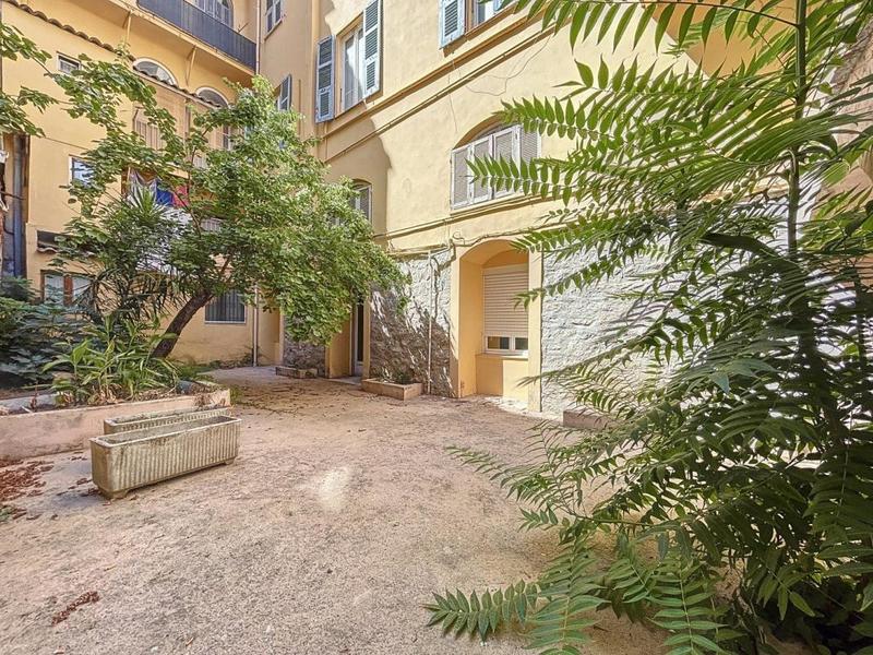 Local d'activité / Entrepôt - 210 m²