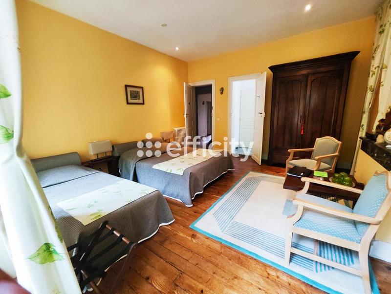 Maison - 284 m² - 10 pièces