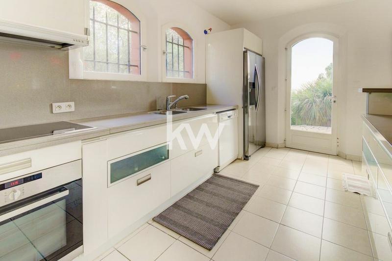 Maison - 230 m² - 8 pièces