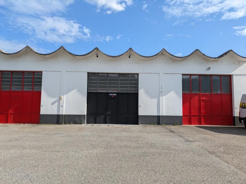 Local d'activité / Entrepôt - 135 m² - 2 pièces
