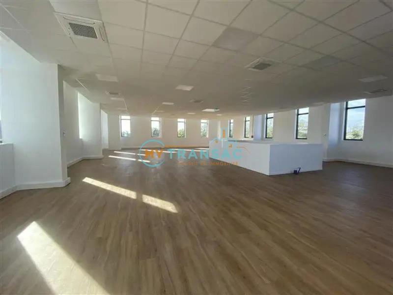 Local d'activités - 652 m²