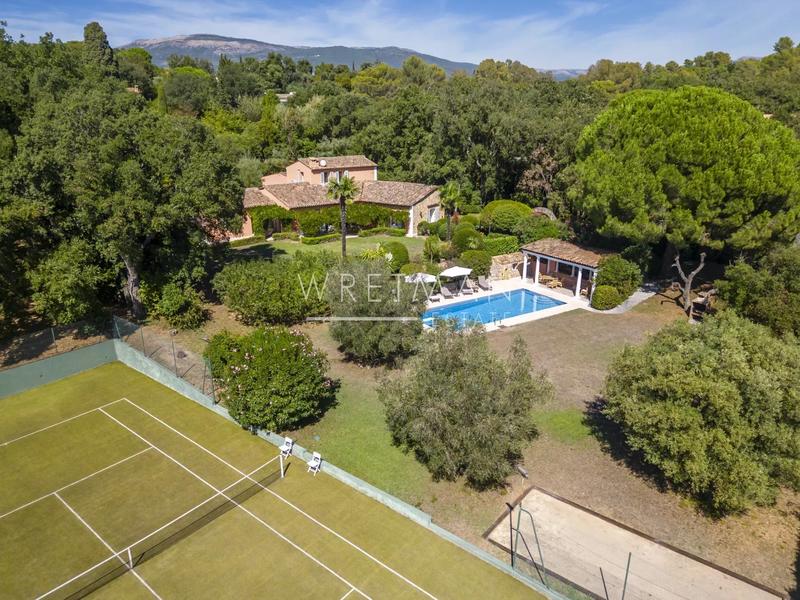 Maison - 237 m² - 8 pièces