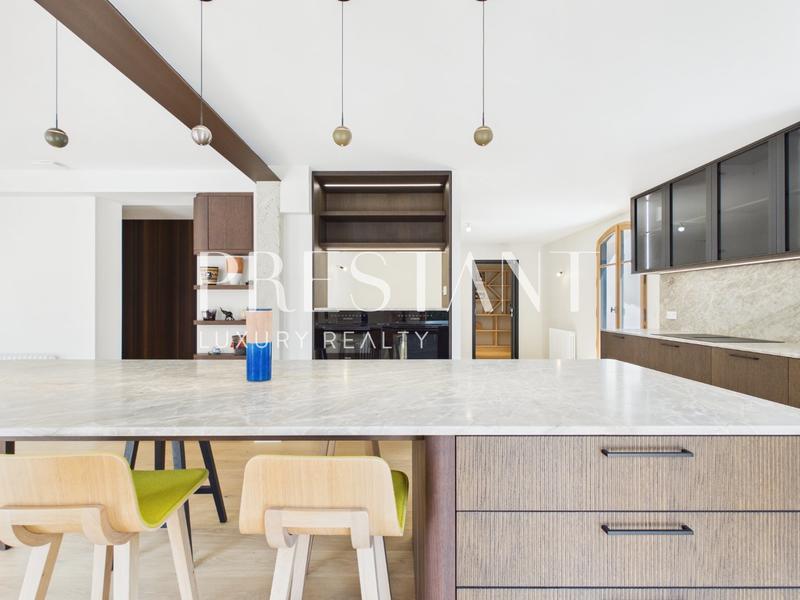 Maison - 231 m² - 7 pièces