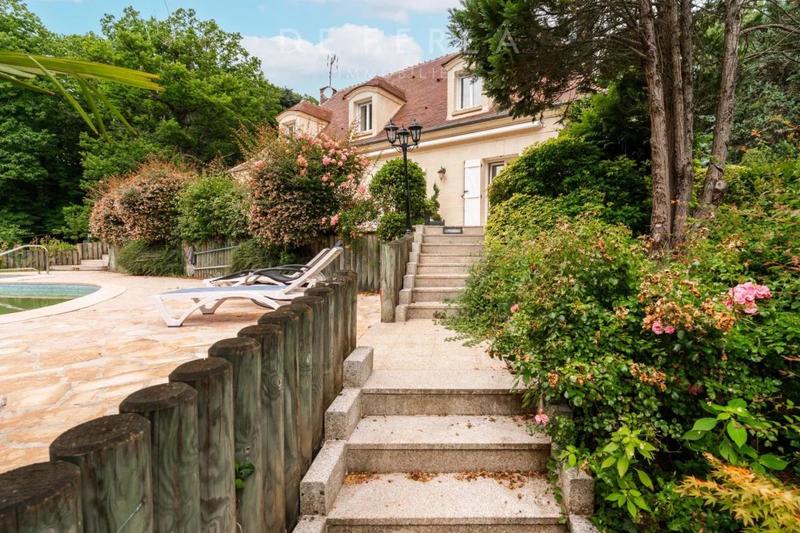 Demeure - 250 m² - 10 pièces