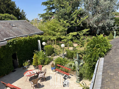 Maison - 250 m² - 8 pièces