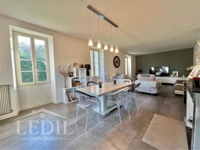 Maison - 300 m² - 5 pièces