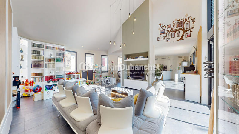 Maison - 323 m² - 6 pièces