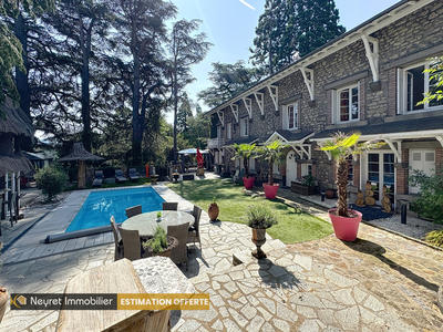 Maison - 300 m² - 10 pièces