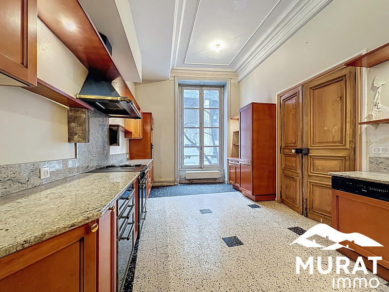 Appartement - 180 m² - 8 pièces