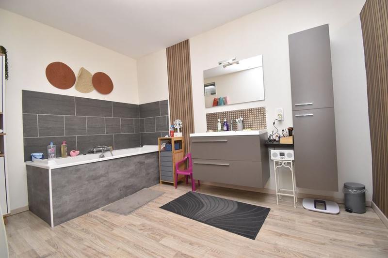 Maison - 230 m² - 7 pièces