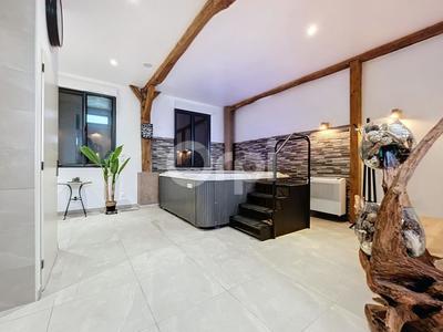 Maison - 236 m² - 7 pièces