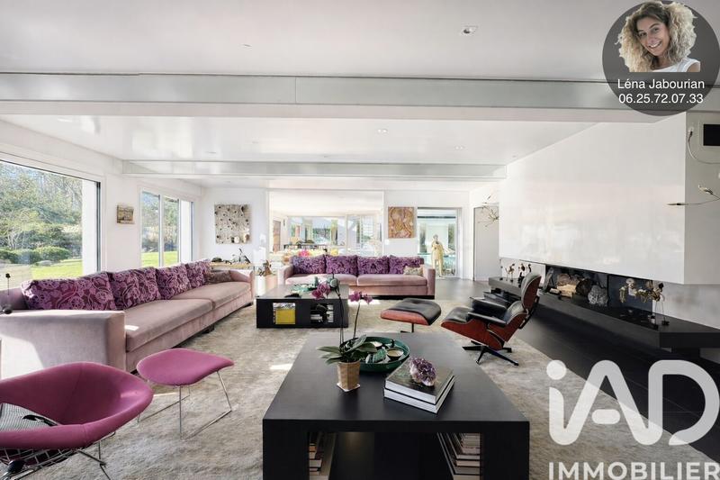 Maison - 1 079 m² - 11 pièces