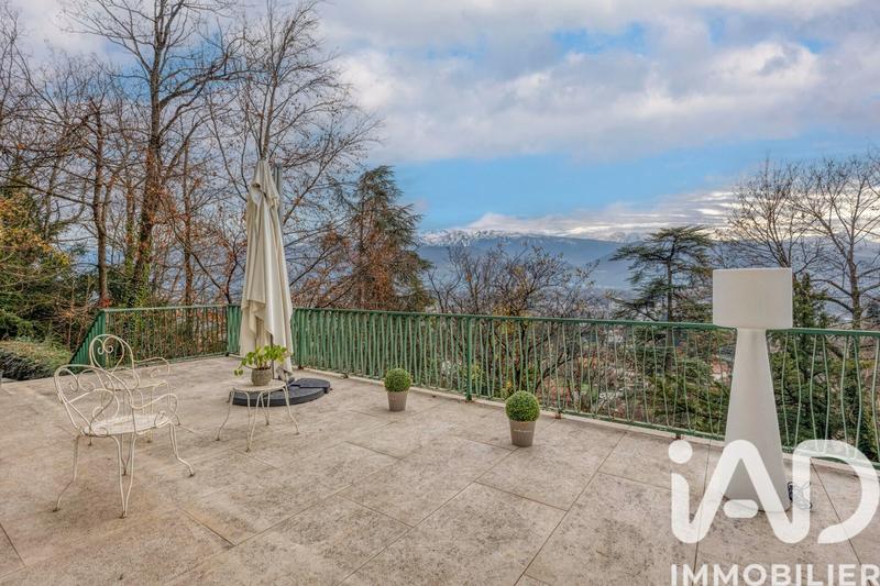 Maison - 233 m² - 8 pièces