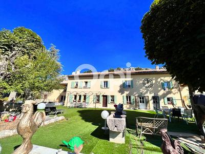 Demeure - 523 m² - 9 pièces