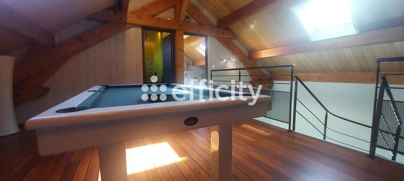 Maison - 213 m² - 9 pièces