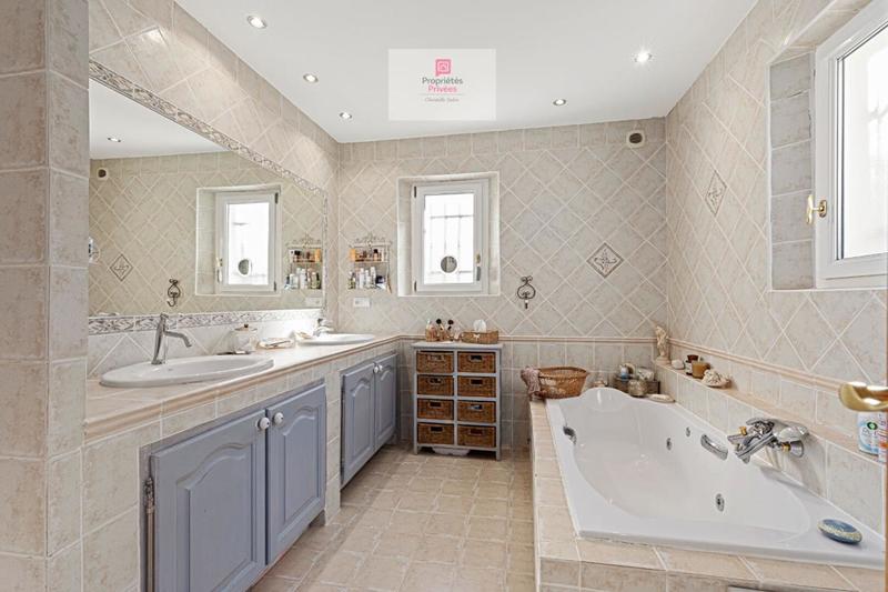 Maison - 275 m² - 8 pièces