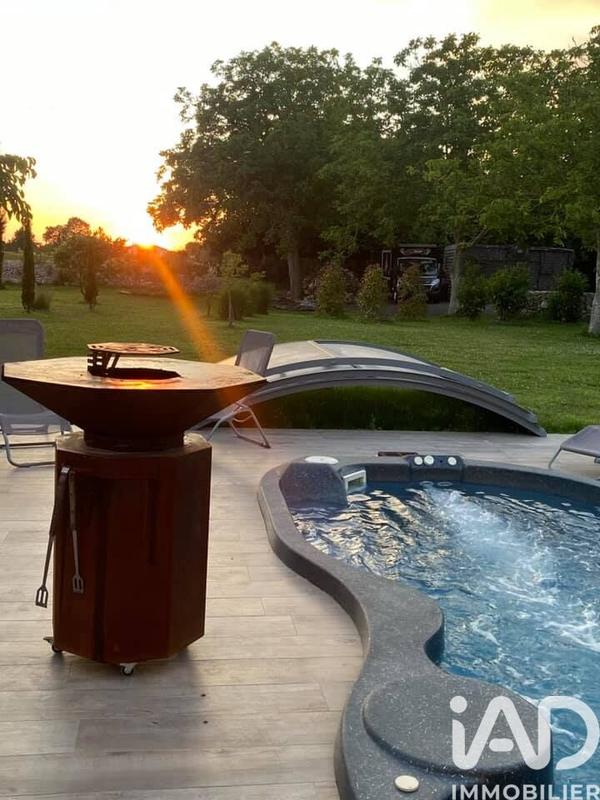 Maison - 305 m² - 15 pièces