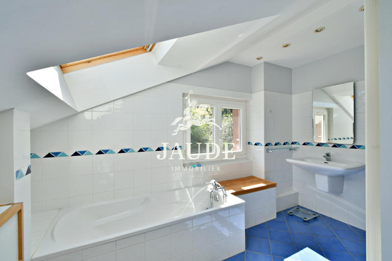 Maison - 221 m² - 10 pièces