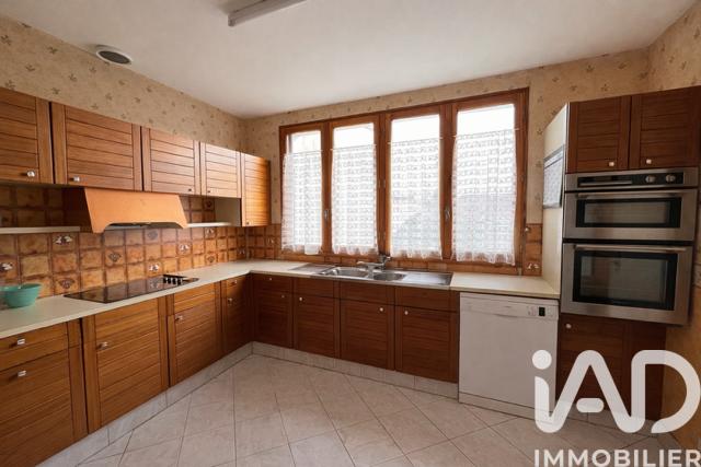 Maison - 137 m² - 10 pièces