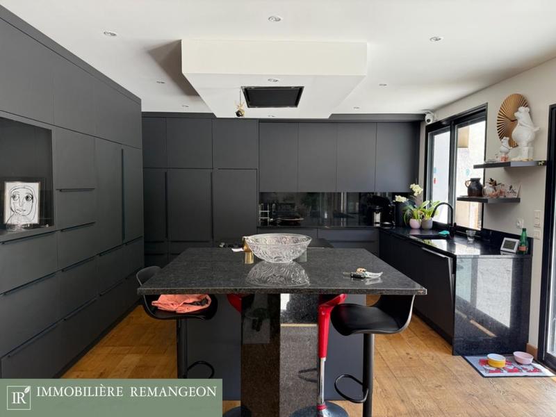 Propriété - 349 m² - 7 pièces