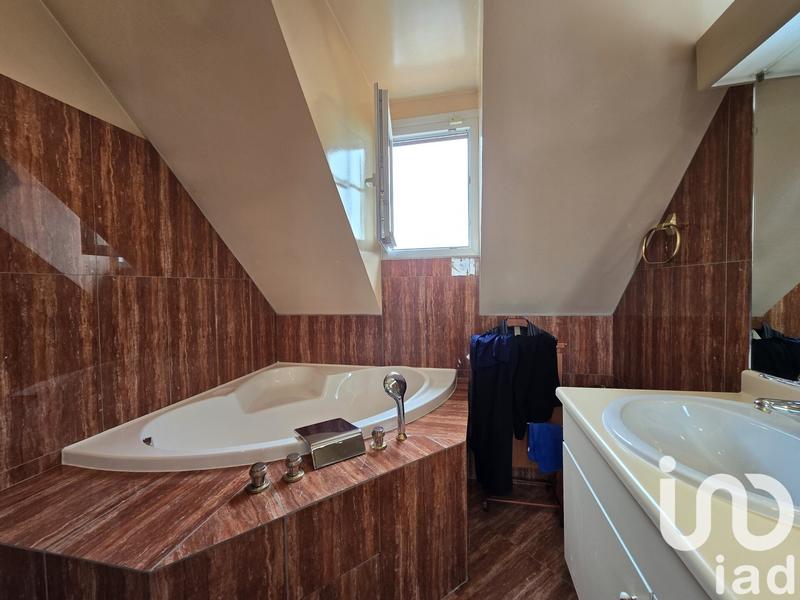 Maison - 219 m² - 8 pièces