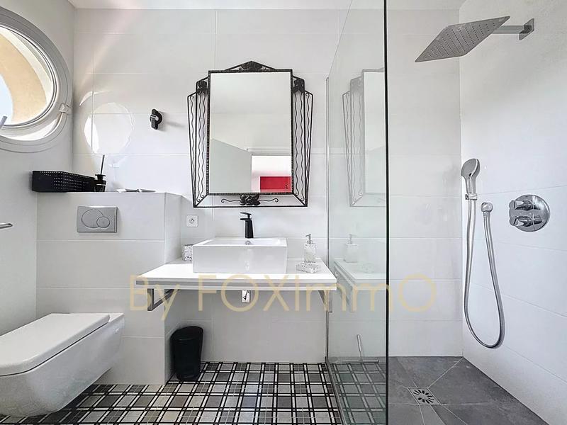 Maison - 230 m² - 6 pièces