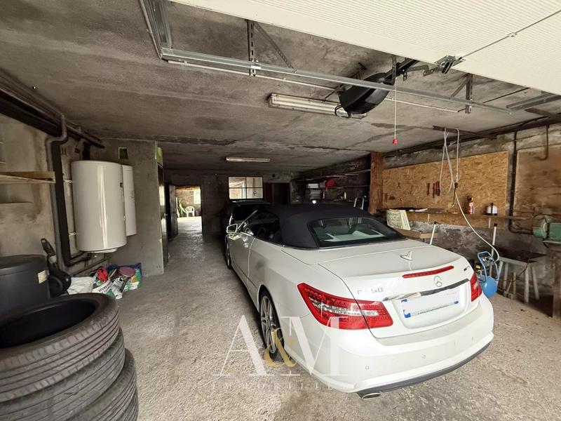 Propriété - 303 m² - 12 pièces