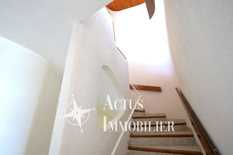 Maison - 242 m² - 8 pièces