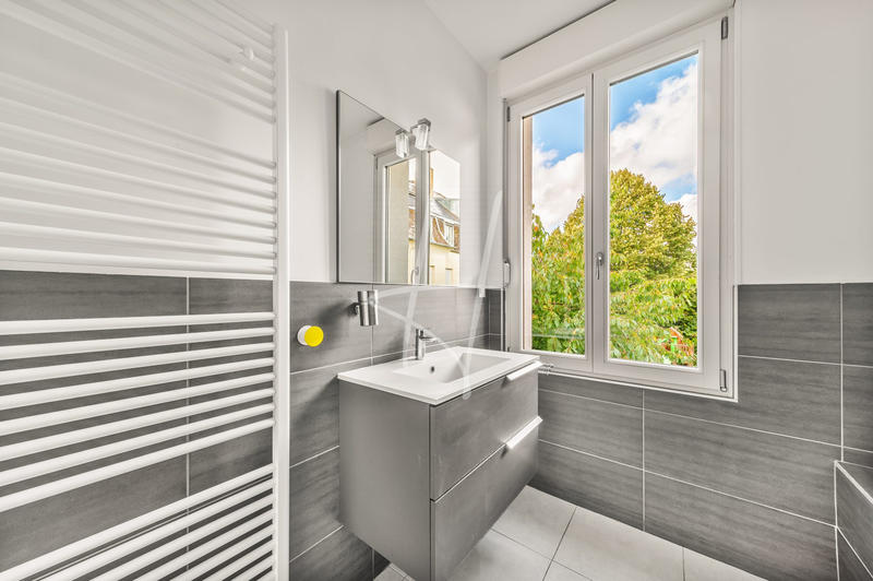 Maison - 220 m² - 9 pièces