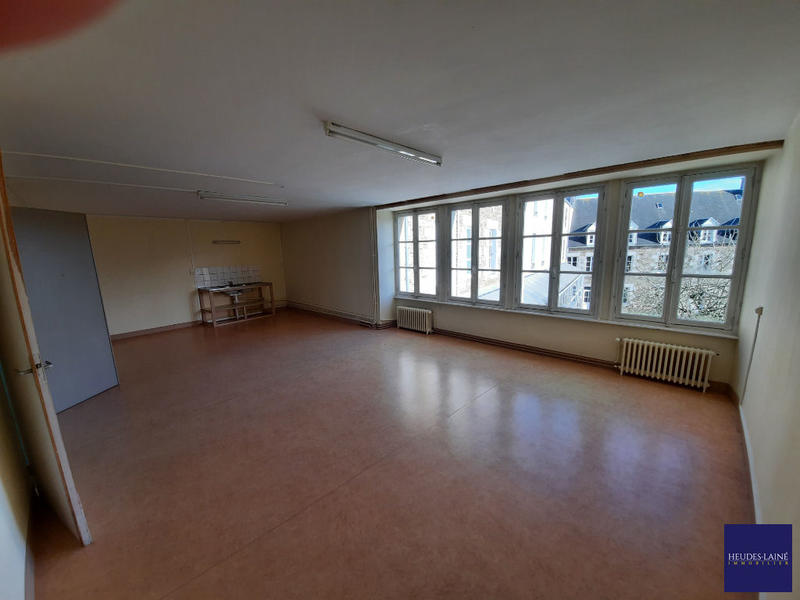 Maison - 2 260 m² - 65 pièces