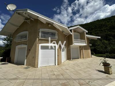 Maison - 440 m² - 6 pièces