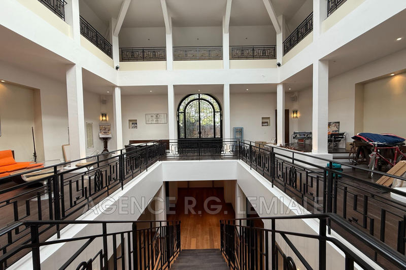 Maison - 937 m² - 15 pièces