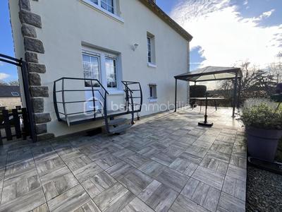 Demeure - 167 m² - 8 pièces