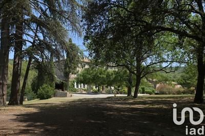 Maison - 845 m² - 30 pièces