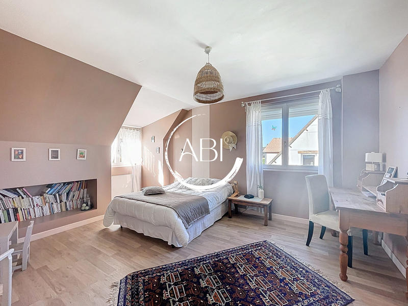 Maison - 201 m² - 9 pièces