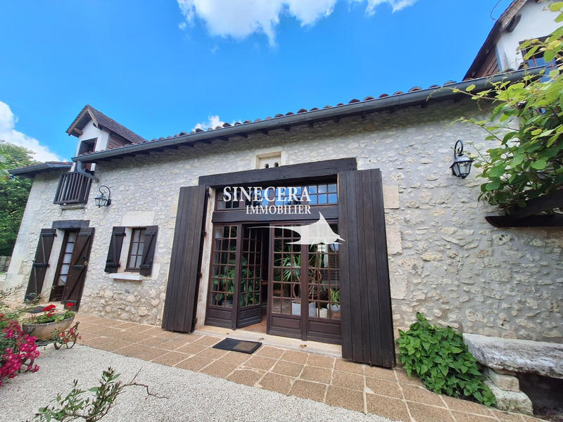 Maison - 230 m² - 8 pièces