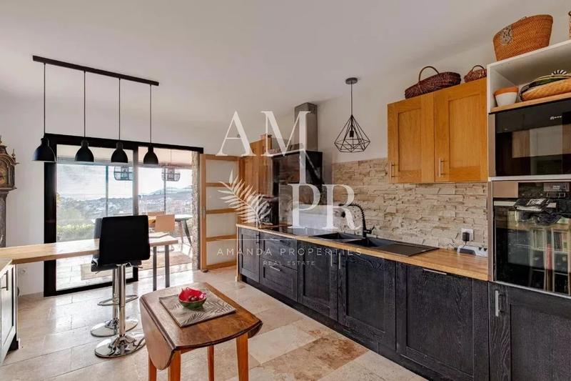 Villa - 198 m² - 7 pièces